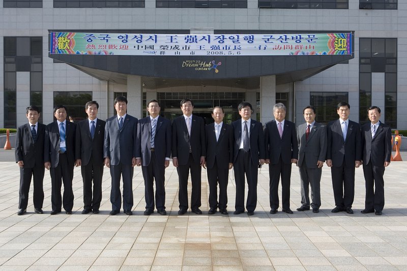 중국 영성시 시장 군산시 우호방문을 기념하는 사진을 찍고 있는 시장님과 임원들3