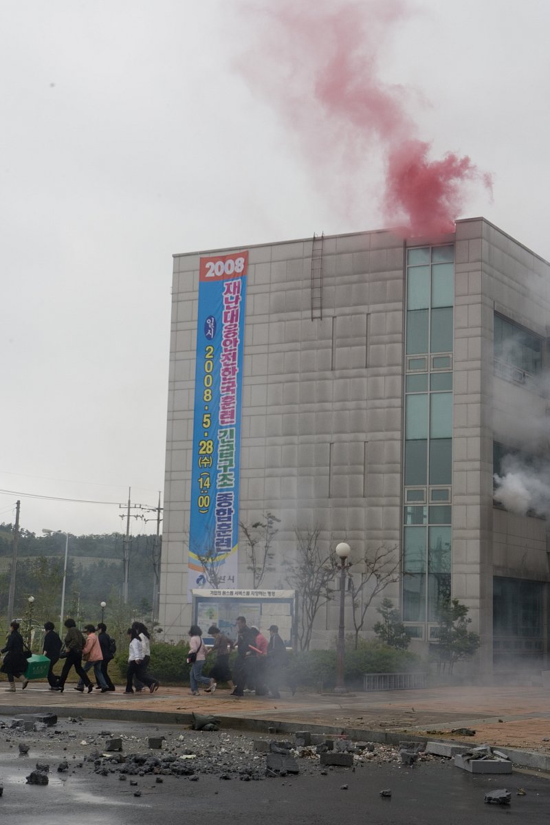 건물에서 연기가 피어오르고 있는 모습