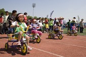 세발자전거 경주를 하고 있는 아이들2사진(00020)