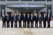 중국 영성시 시장 군산시 우호방문을 기념하는 사진을 찍고 있는 시장님과 임원들3사진(00020)