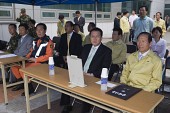 재난대비 긴급구조훈련을 하기 전 자리에 앉아 있는 시장님과 임원들사진(00001)