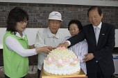 케이크 커팅식을 하고 있는 어르신대표님들과 시장님 봉사자대표사진(00012)