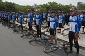 자전거 전국투어 홍보단이 출정식에서 자전거를 옆에 누이고 뒷짐을 지고 서있는 모습1사진(00001)