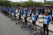 자전거 전국투어 홍보단이 출정식에서 자전거를 옆에 누이고 뒷짐을 지고 서있는 모습2사진(00002)