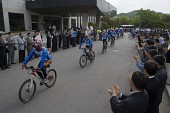 자전거를 타고 떠나고 있는 홍보단과 박수를 치며 보고 있는 임원들1사진(00004)