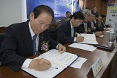협약서에 서명하고 있는 시장님과 임원들2사진(00003)