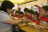 금연거리 선포식에서 아이들에게 치아모형을 보여주며 설명하고 있는 모습2사진(00002)