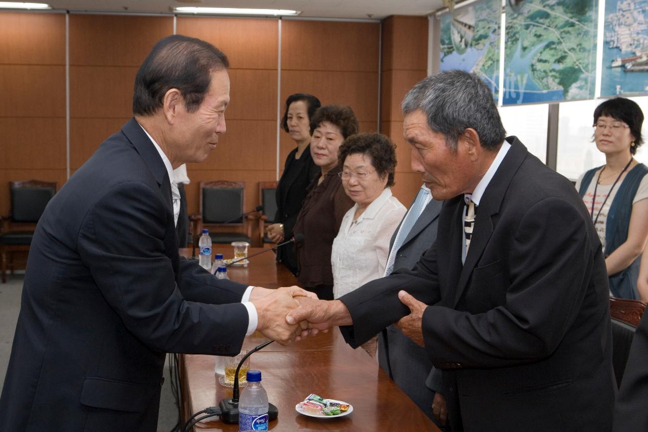 보훈단체 간담회에서 관련인사와 악수를 나누고 있는 시장님2