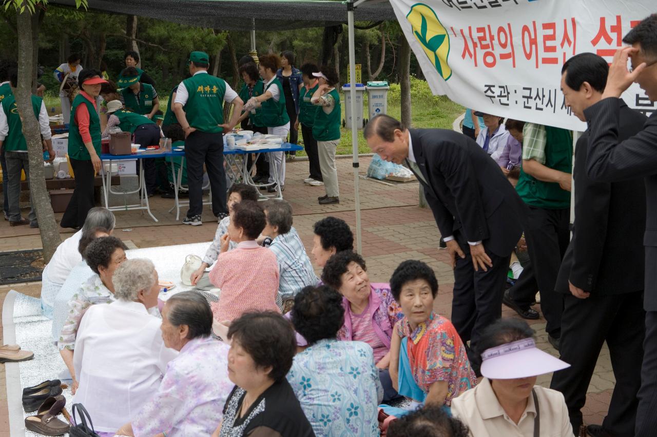 어르신들을 찾아가 인사를 나누고 있는 시장님