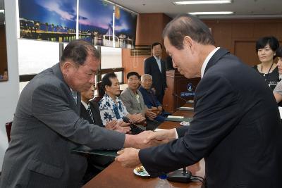 보훈 유공자에게 상장과 상품을 주며 악수를 하고 계신 시장님3