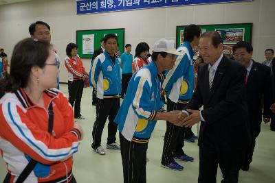 군산시 생활체육선수단 발대식에서 선수단과 악수를 나누고 있는 시장님