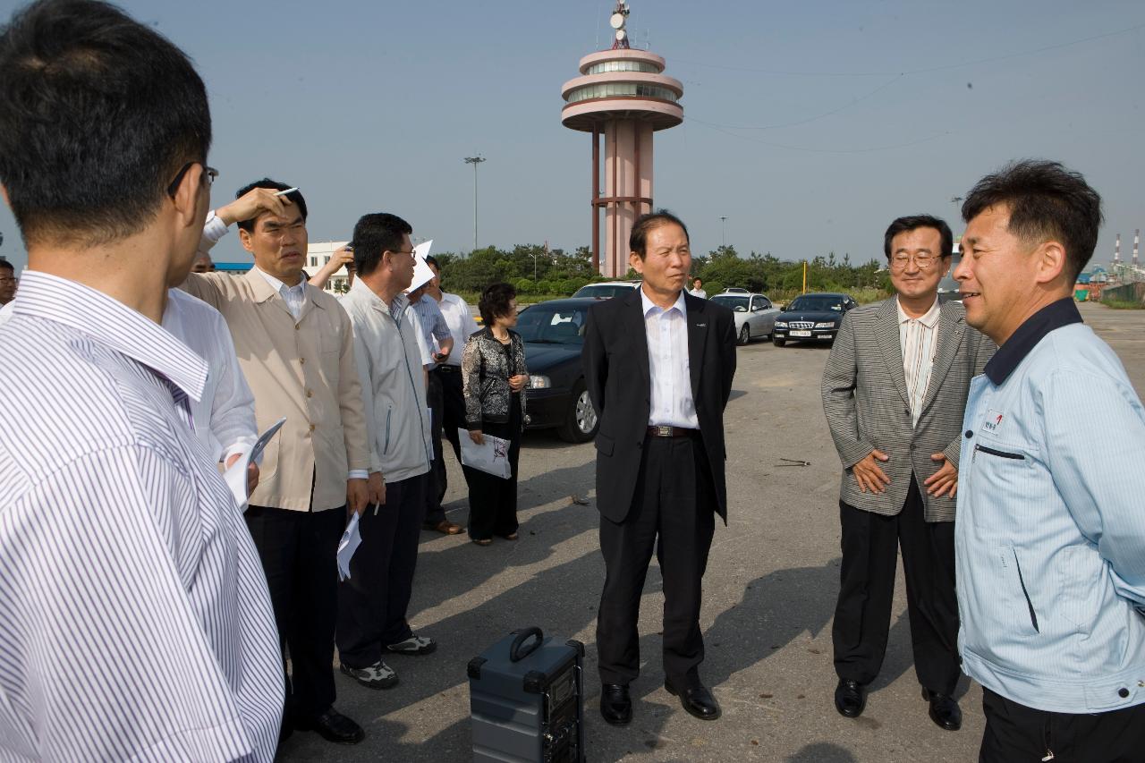 관계자와 말씀을 나누고 계신 시장님2