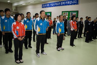 차렷을 하고 서서 앞을 보고 계신 선수단들