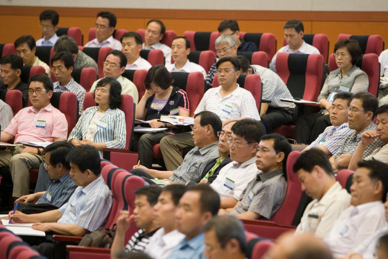 자리에 앉아 영상을 보며 시장님의 말씀을 듣고 있는 사람들1