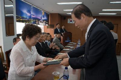 보훈 유공자에게 상장과 상품을 전달하고 계신 시장님4