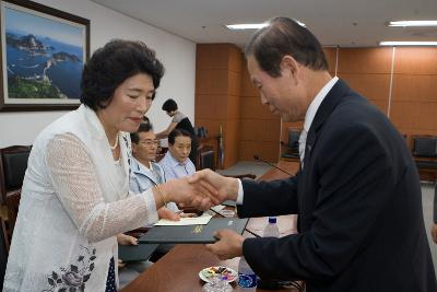 보훈 유공자에게 상장과 상품을 주며 악수를 하고 계신 시장님6