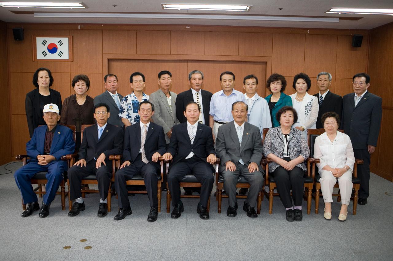 기념사진을 찍고 있는 보훈단체와 시장님