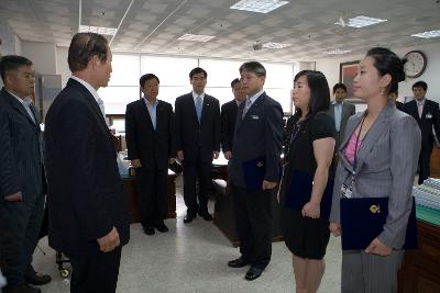 사령장을 교부하고 난 뒤 마주보고 서 있는 시장님과 임원들