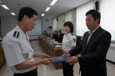 표창장을 수여하고 있는 경찰대표2