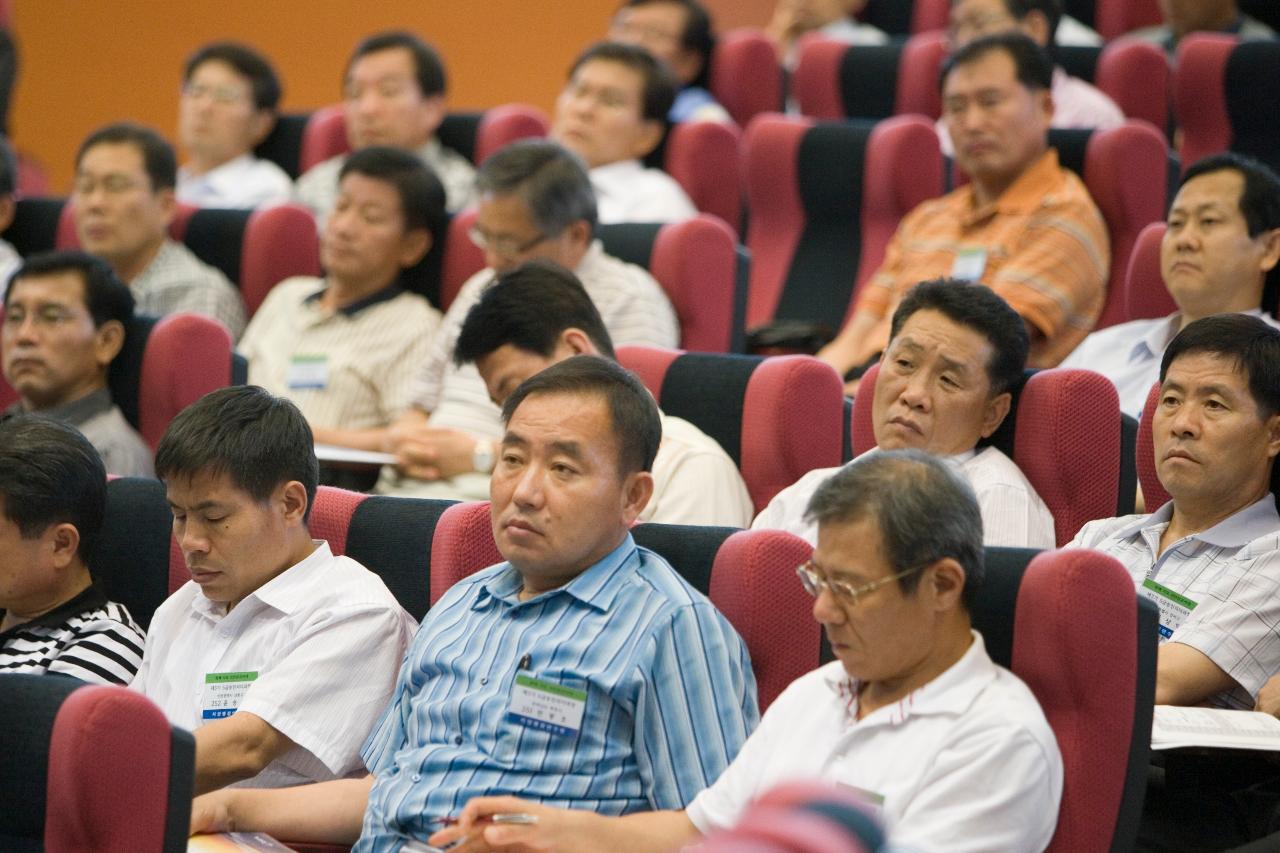 자리에 앉아 영상을 보며 시장님의 말씀을 듣고 있는 사람들4