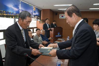 보훈 유공자에게 상장과 상품을 전달하고 계신 시장님3보훈 유공자에게 상장과 상품을 전달하고 계신 시장님