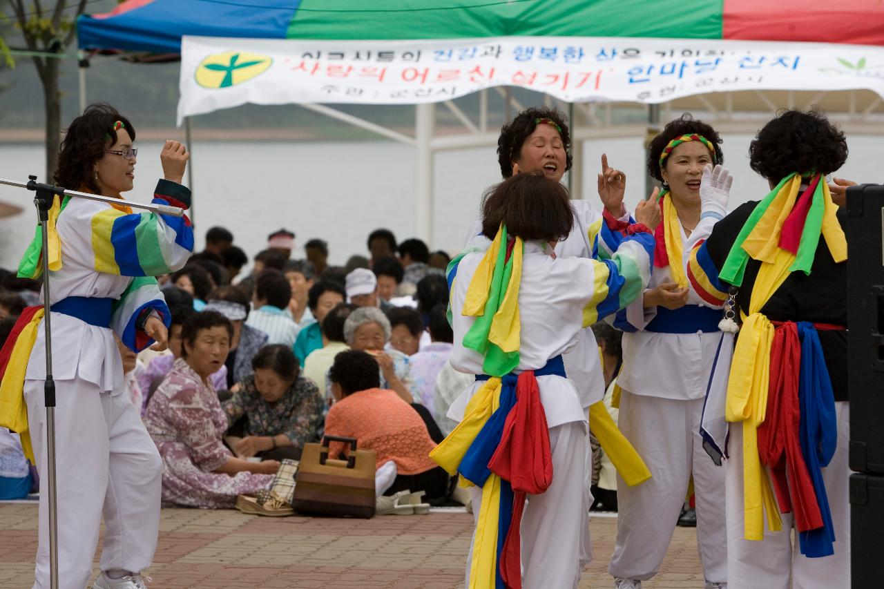 대화를 나누고 있는 사물놀이 공연단