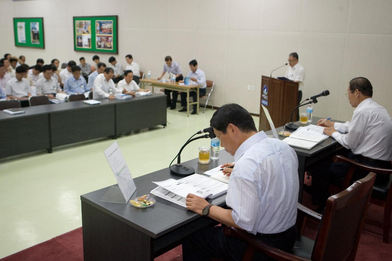 보고회에서 앞에 앉아 말씀을 하고 계신 시장님과 부시장님과 자료를 보고 계신 임원들4