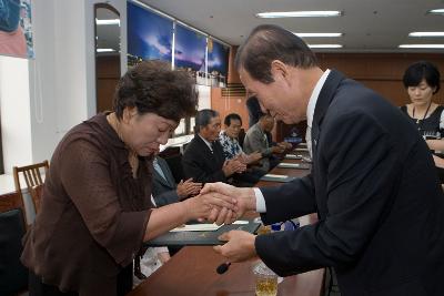 보훈 유공자에게 상장과 상품을 주며 악수를 하고 계신 시장님4