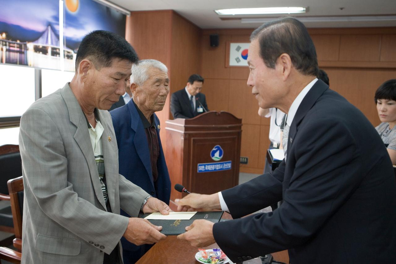 보훈 유공자에게 상장과 상품을 전달하고 계신 시장님1