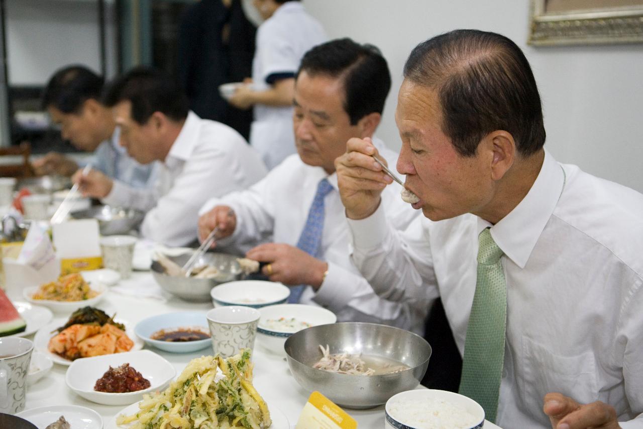 백숙을 먹고 계신 시장님과 관련인사들1