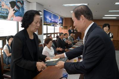 보훈 유공자에게 상장과 상품을 전달하고 계신 시장님5