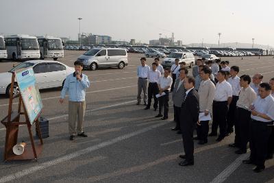 항만시설 현장에서 현황설계도를 보며 설명하고 계신 관계자와 듣고 계신 시장님과 관계자들1