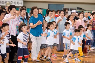 일어나 즐겁게 춤을 추고 있는 어린이들과 어르신들3