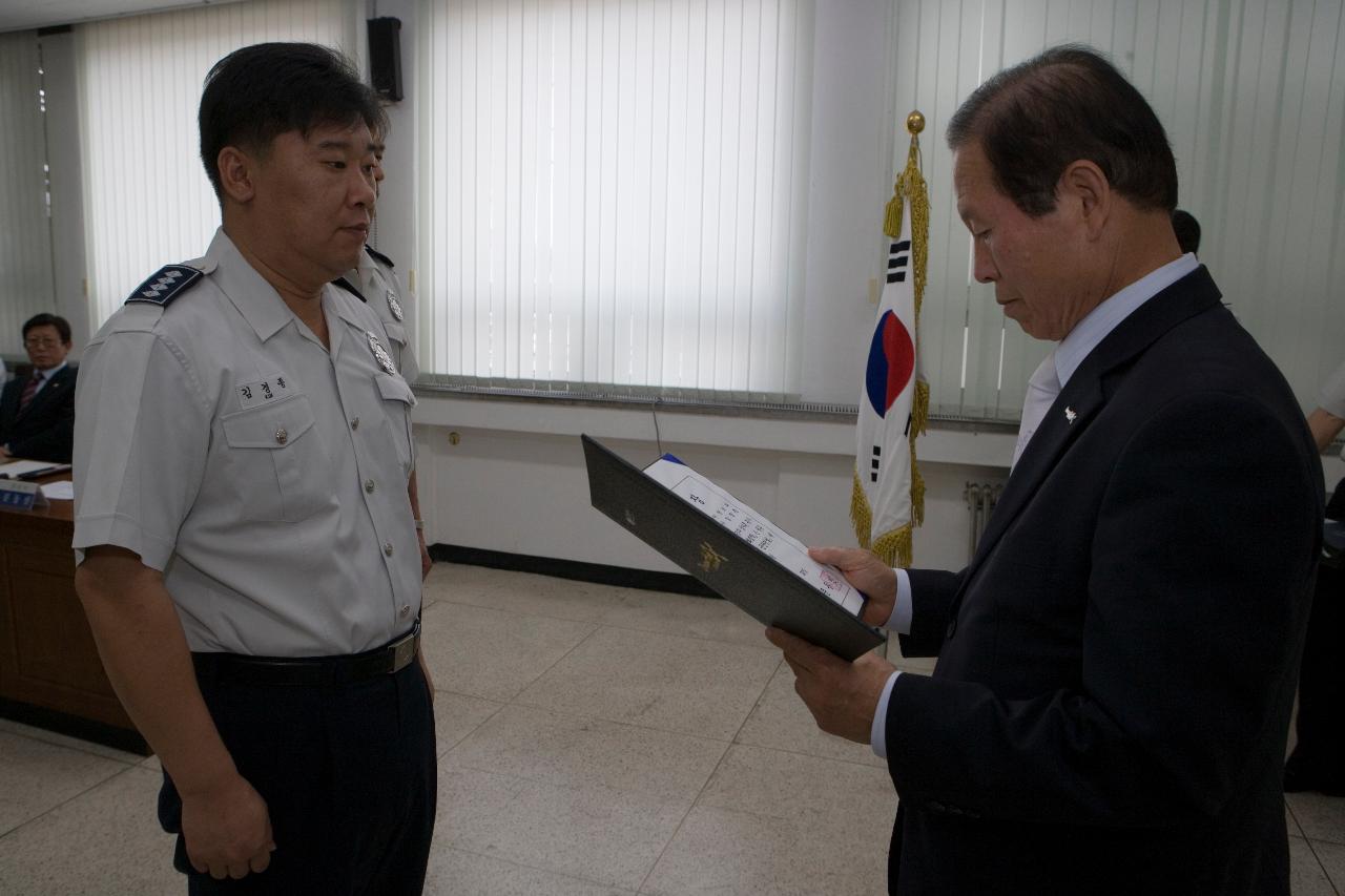 표창장을 수여하고 계신 시장님1