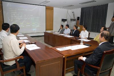 자리에 앉아 영상을 보며 설명을 듣고 있는 시장님과 관계자들3