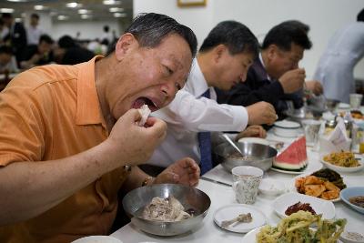 닭고기 시식회에서 백숙을 먹고 계신 사람들