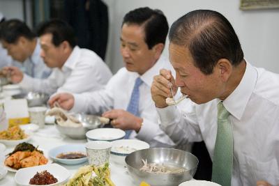 백숙을 먹고 계신 시장님과 관련인사들2