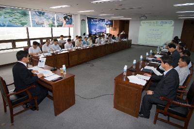 가로환경정비 보고회를 위해 한 자리에 모여 있는 부시장님과 임원들1