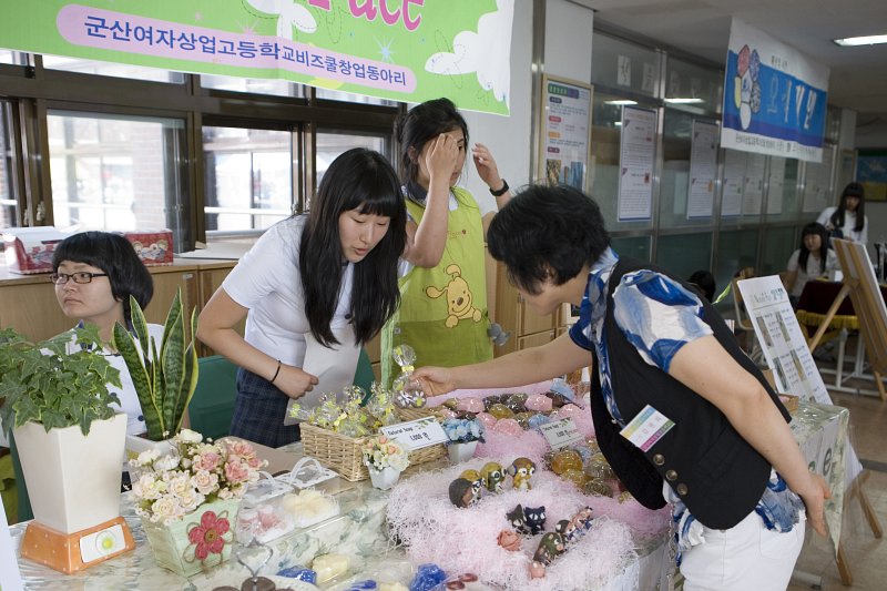 군산시홍보포털의 분야별사진 생활,교육분야 진로정보 박람회 사진입니다