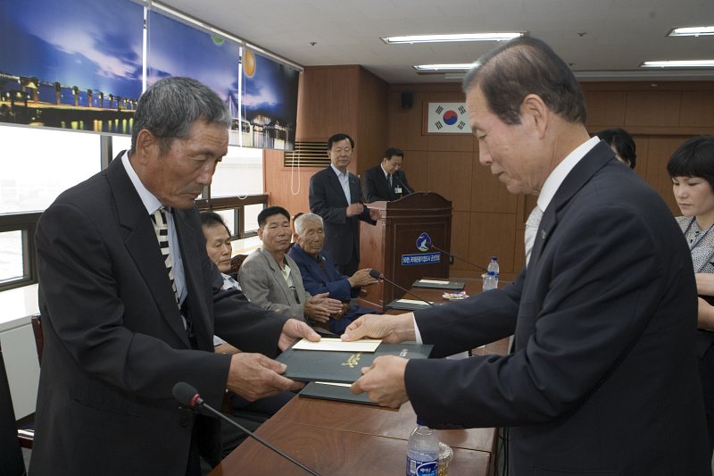 보훈 유공자에게 상장과 상품을 전달하고 계신 시장님3보훈 유공자에게 상장과 상품을 전달하고 계신 시장님