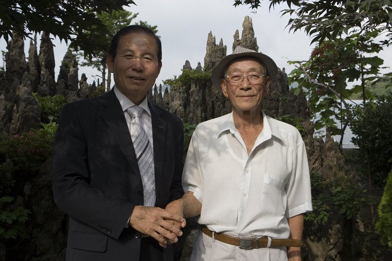 기증자 김기준옹과 기념사진을 찍고 있는 시장님