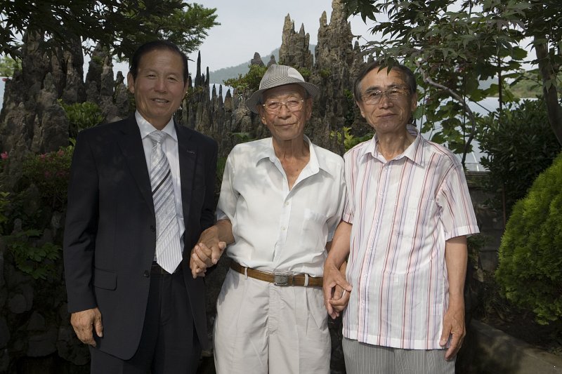 기증자 김기준옹과 기념사진을 찍고 있는 시장님과 관계자