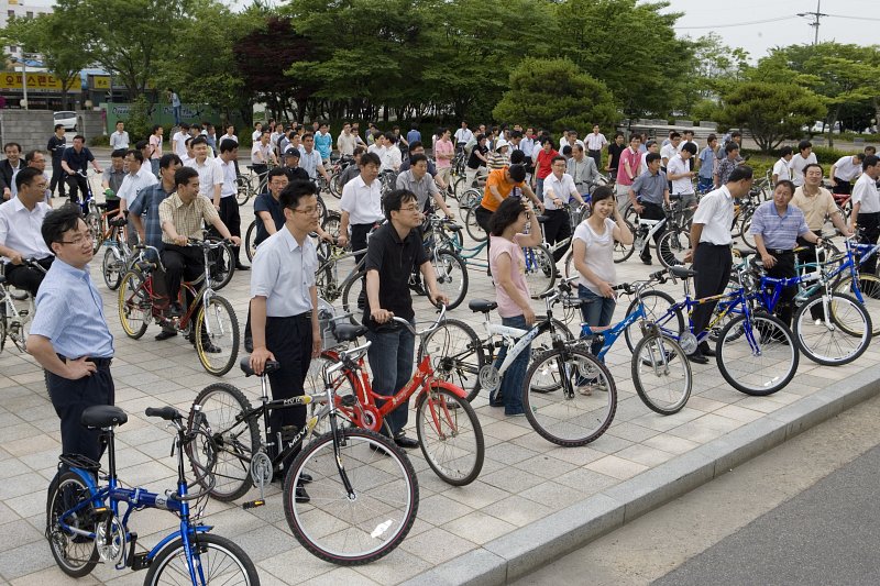 자전거의 날 행사를 위해 자전거를 들고 서있는 시민들