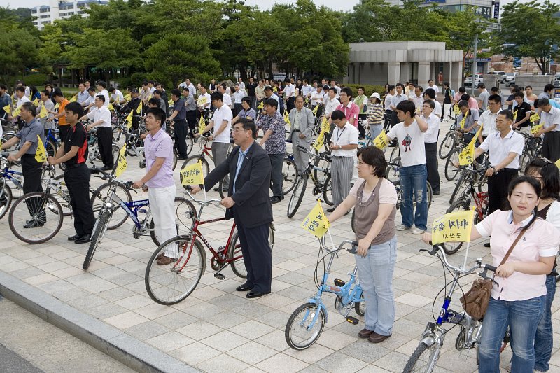 에너지절약깃발을 붙어있는 자전거를 옆에 두고 있는 시민들1