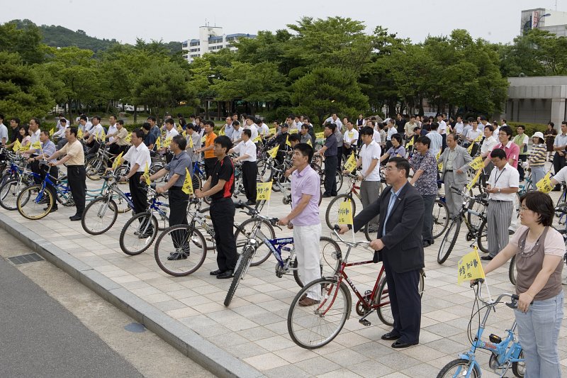 에너지절약깃발을 붙어있는 자전거를 옆에 두고 있는 시민들2