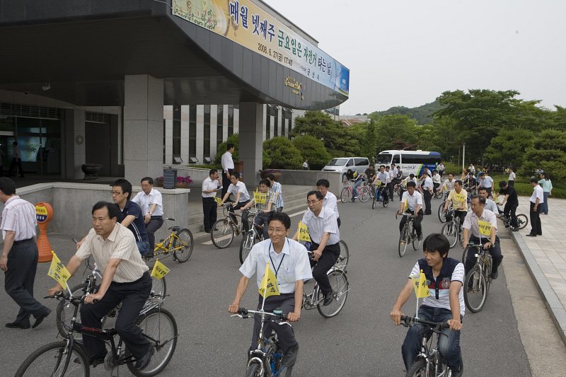 자전거를 타고 출발하고 있는 시민들