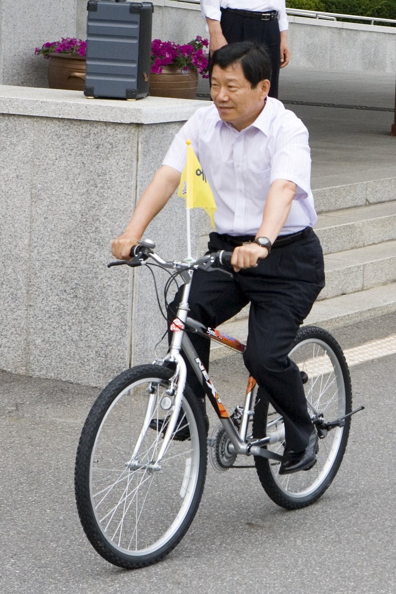시민들을 따라 자전거를 타고 가고 있는 부시장님