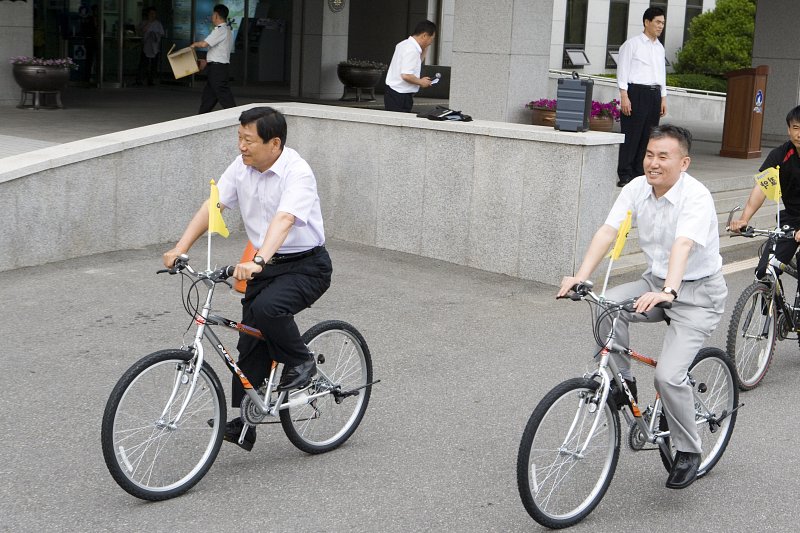 시민들과 함계 자전거를 타고 있는 부시장님