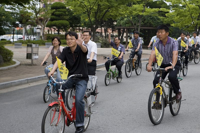 자전거를 타고 도로위를 행진하고 있는 시민들1