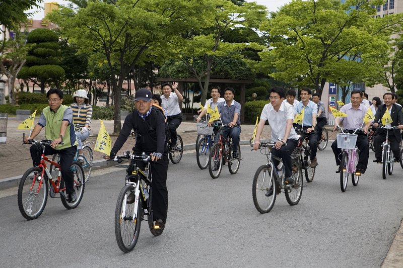 자전거를 타고 도로위를 행진하고 있는 시민들2